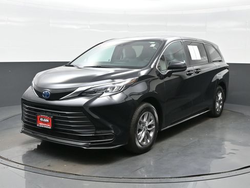 Used 2025 Toyota Sienna LE FWD image 2