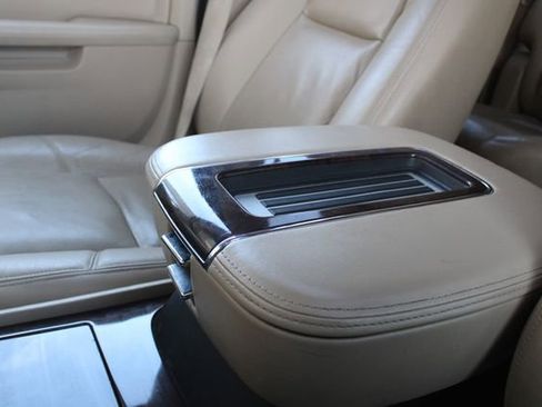 Used 2013 Cadillac Escalade Premium image 17