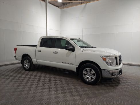Used 2019 Nissan Titan SV image 4