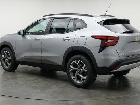 Used 2025 Chevrolet Trax LT w/ LT Convenience Package image 6
