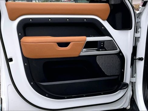 Used 2023 Land Rover Defender 110 SE image 20