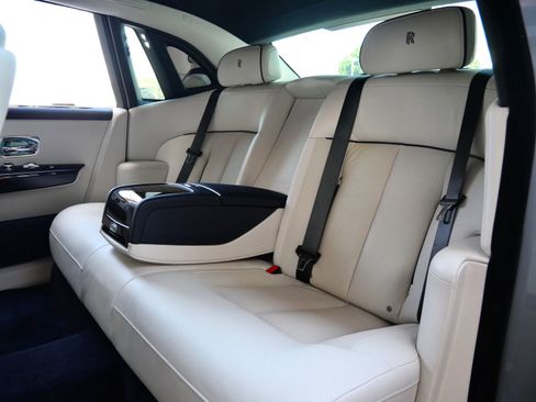 Used 2023 Rolls-Royce Phantom Sedan RWD image 8