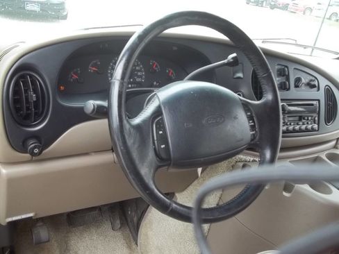 Used 2001 Ford E-150 and Econoline 150 image 17
