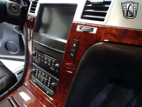 Used 2011 Cadillac Escalade ESV Premium image 27