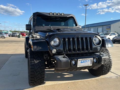 Used 2017 Jeep Wrangler Unlimited Sahara AWD/4WD image 30