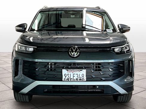 Used 2025 Volkswagen Tiguan SE w/ Panoramic Sunroof Package image 3