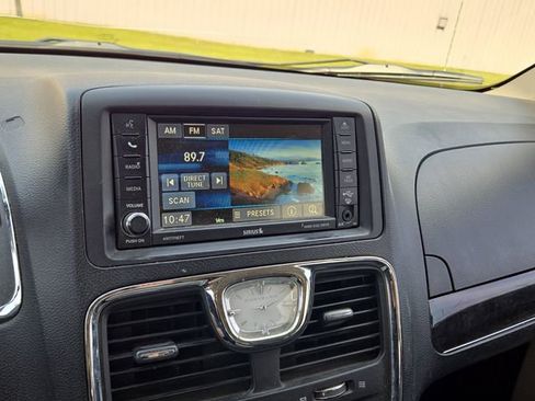 Used 2014 Chrysler Town & Country Touring FWD image 19