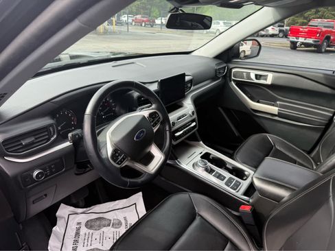 Used 2021 Ford Explorer XLT w/ Equipment Group 202A RWD image 2