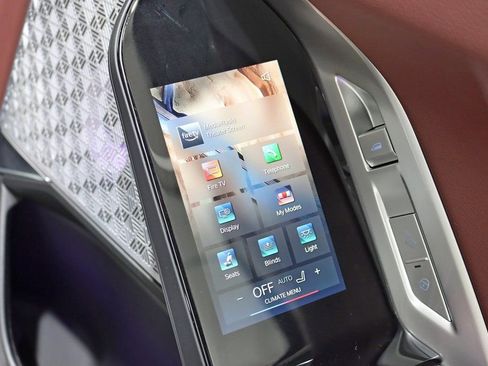 Used 2023 BMW i7 xDrive60 w/ Executive Package 2 image 43