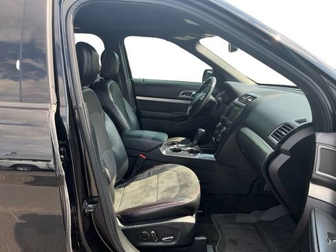 Used 2018 Ford Explorer XLT w/ Equipment Group 202A FWD image 22