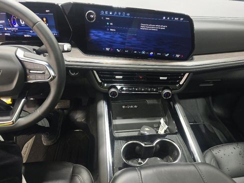 Used 2025 Chevrolet Suburban Z71 w/ Comfort Package image 11