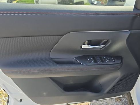 New 2026 Nissan Kicks SR FWD image 17