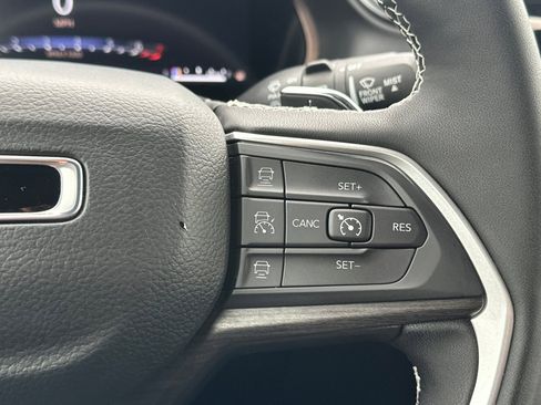 Used 2024 Jeep Grand Cherokee Limited w/ Luxury Tech Group II image 32