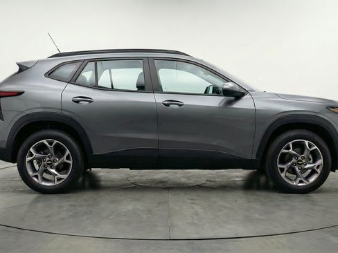 Used 2025 Chevrolet Trax LT FWD image 11