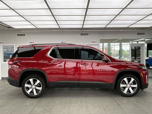 Used 2023 Chevrolet Traverse LT w/ LT Premium Package AWD/4WD image 4