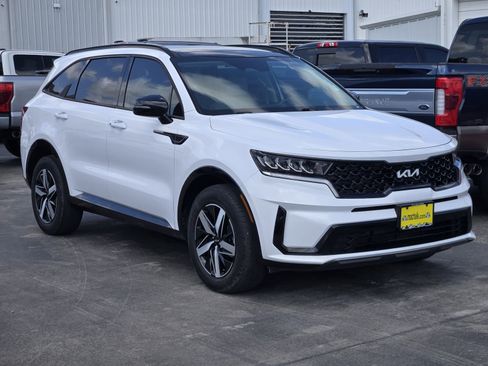 Used 2022 Kia Sorento S w/ Panoramic Sunroof Package image 3