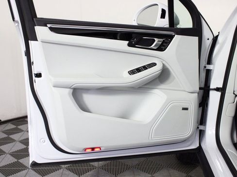 Certified 2025 Porsche Macan image 14
