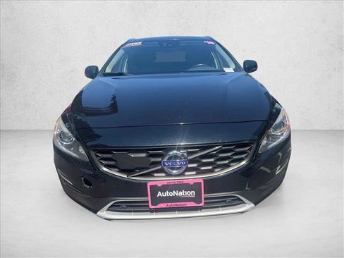 Used 2018 Volvo V60 T5 Cross Country Platinum image 2