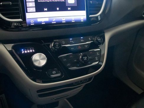 Used 2024 Chrysler Pacifica Touring-L image 32