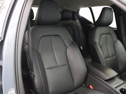 Used 2021 Volvo XC40 T5 Momentum image 34