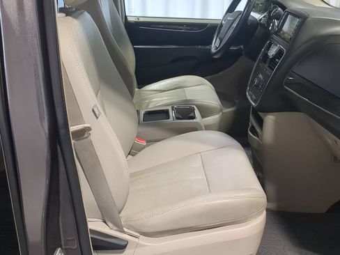 Used 2016 Chrysler Town & Country Touring w/ Driver Convenience Group FWD image 27