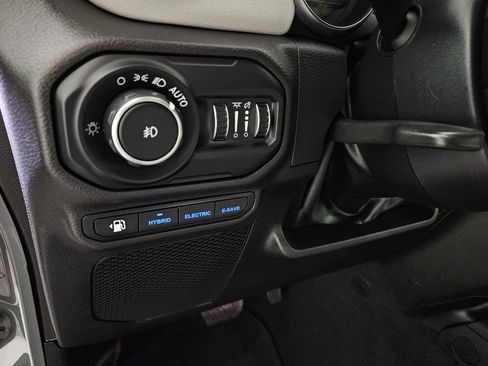 Used 2022 Jeep Wrangler Unlimited Sahara image 24