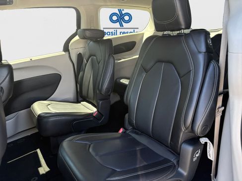 Used 2023 Chrysler Pacifica Touring-L FWD image 17