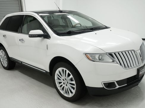 Used 2014 Lincoln MKX FWD w/ Equipment Group 102A image 3