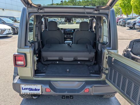 Used 2026 Jeep Wrangler Sport AWD/4WD image 12