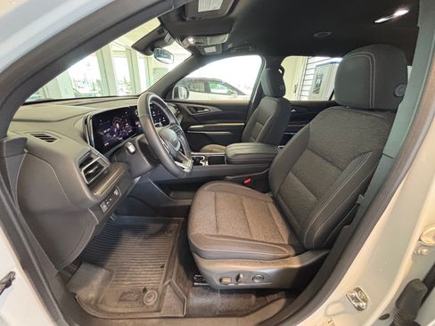 Used 2025 Chevrolet Traverse LT w/ Midnight/Sport Edition FWD image 2