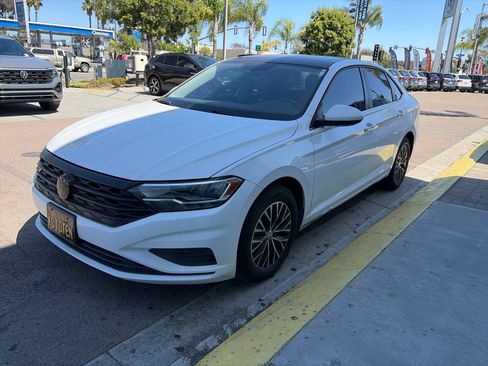Used 2019 Volkswagen Jetta SE FWD image 2