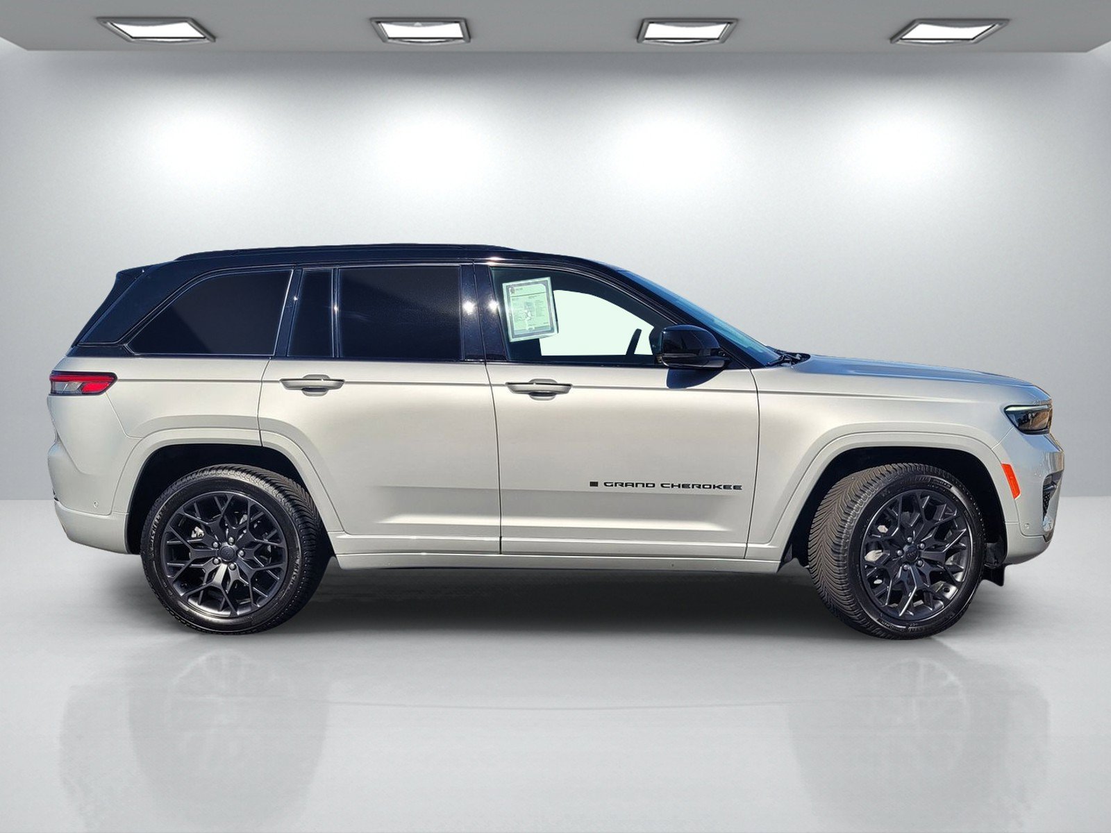 Used 2023 Jeep Grand Cherokee Summit AWD/4WD image 3
