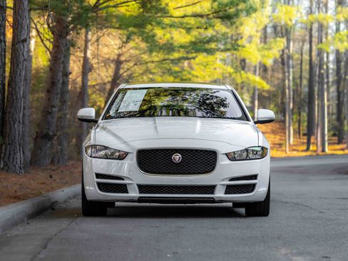 Used 2019 Jaguar XE Premium image 35