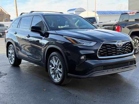 Used 2021 Toyota Highlander Limited image 3