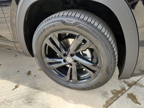 New 2026 Volkswagen Atlas Cross Sport SEL R-Line image 9