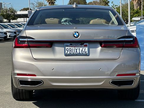 Used 2022 BMW 740i w/ Premium Package RWD image 5