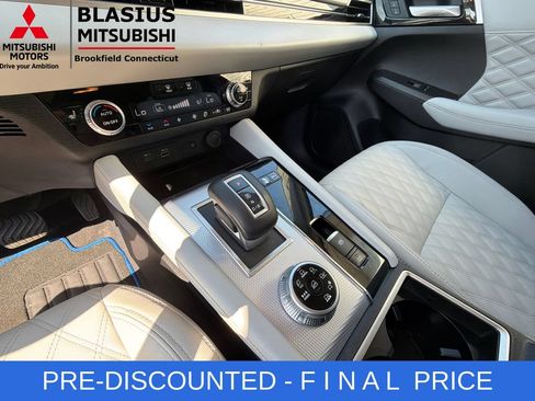Used 2023 Mitsubishi Outlander SEL AWD/4WD image 25