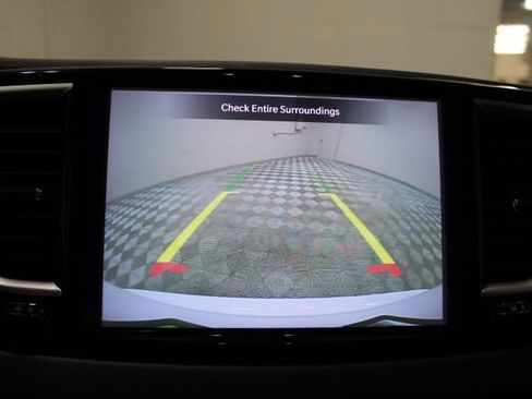 Used 2024 Chrysler Pacifica Touring-L image 4