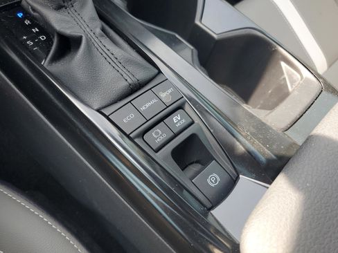 Used 2025 Toyota Camry SE image 30