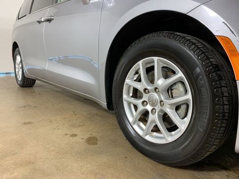 Used 2020 Chrysler Pacifica Touring w/ Advanced Safetytec Group FWD image 6