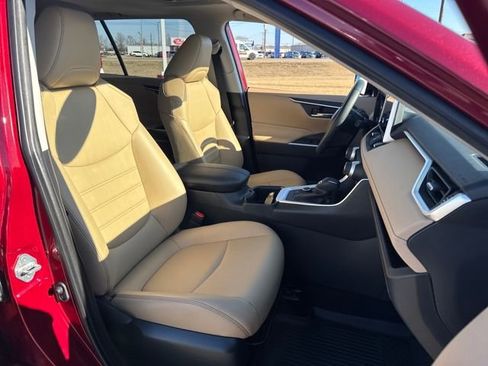 Used 2023 Toyota RAV4 XLE Premium image 14