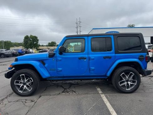 Used 2024 Jeep Wrangler Unlimited w/ Convenience Group AWD/4WD image 5