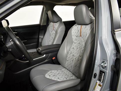 Used 2023 Toyota Highlander Bronze Edition image 9