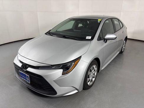 Used 2025 Toyota Corolla LE FWD image 4