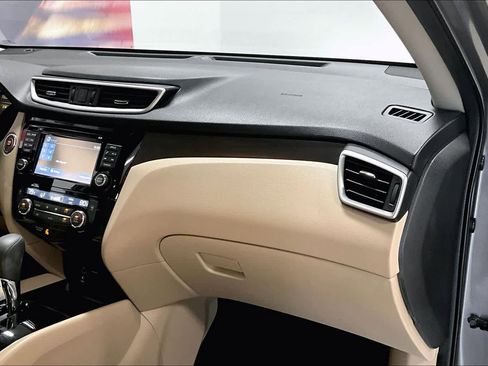 Used 2016 Nissan Rogue SV w/ SV Premium Package image 21