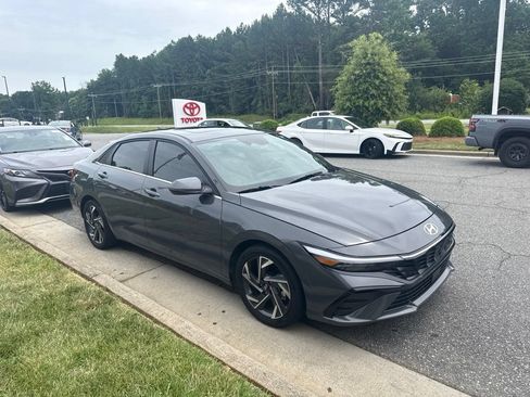 Used 2025 Hyundai Elantra Limited FWD image 3