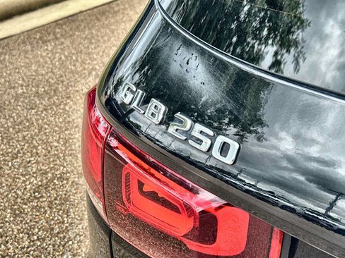 Used 2023 Mercedes-Benz GLB 250 w/ Premium Package image 15