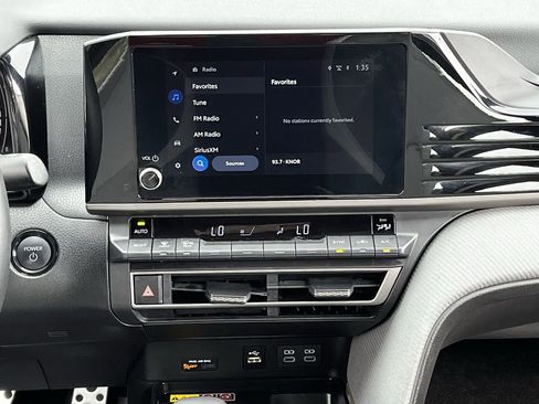 Used 2025 Toyota Camry SE w/ Convenience Package image 15