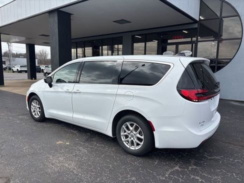 Used 2025 Chrysler Pacifica Select FWD image 5