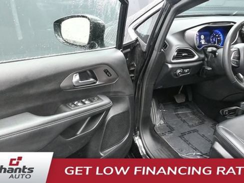 Used 2025 Chrysler Pacifica Select FWD image 27